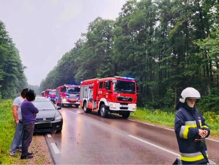 Chraboły. Wypadek na DK 65. Trzy auta zderzyły się na trasie Białystok - Mońki. Dwie osoby ranne [ZDJĘCIA]