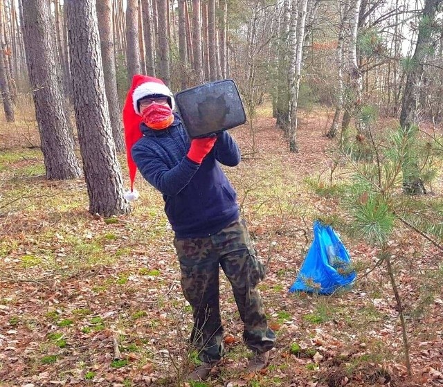 Małe podsumowanie i ostanie sprzątanie odbyło się w Zielonej Górze Kiełpinie. Wolontariusze zbierali to, co wyrzucili ludzie do lasu w pobliżu drogi prowadzącej od Kiełpina do Barcikowiczek.