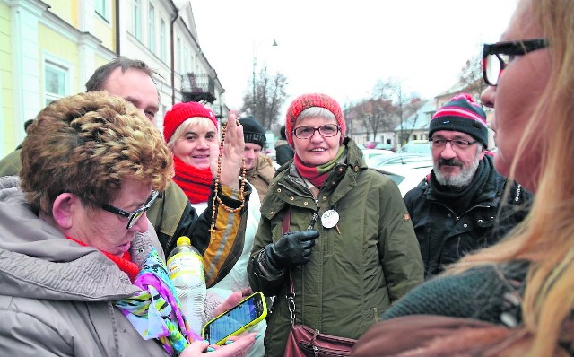 Aktywiści KOD przed Archiwum Państwowym w Suwałkach. W grupie stoi też mężczyzna z różańcem. To zwolennik drugiej strony. Proponował KOD-owcom modlitwę