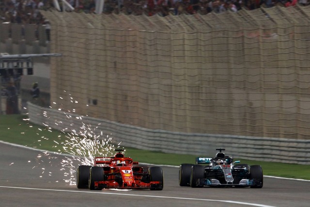 Vettel (z lewej) do końca Grand Prix Bahrajnu musiał uważać na goniącego go Bottasa.