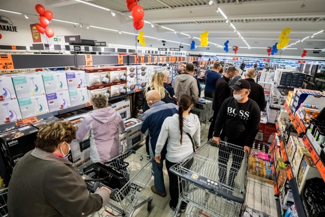 Oto aktualne promocje w sklepach. W jednym miejscu zebraliśmy dla Was najciekawsze oferty z gazetek promocyjnych. Wśród nich m.in. rabaty na Pepsi, czekoladę, kawę, a także niższe ceny oleju, masła czy ziemniaków. Za proszek do prania zapłacicie nawet 60% mniej, a przy zakupie dwóch kosmetyków, trzeci dostaniecie gratis. Gdzie czekają najlepsze promocje? Duże upusty oferują takie sieci handlowe jak Lidl, Biedronka, Kaufland, Auchan, Netto, Aldi czy POLOmarket. Sprawdźcie szczegóły promocji. Wiele z nich obowiązuje zaledwie przez jeden dzień! Czytaj dalej. Przesuwaj zdjęcia w prawo - naciśnij strzałkę lub przycisk NASTĘPNE