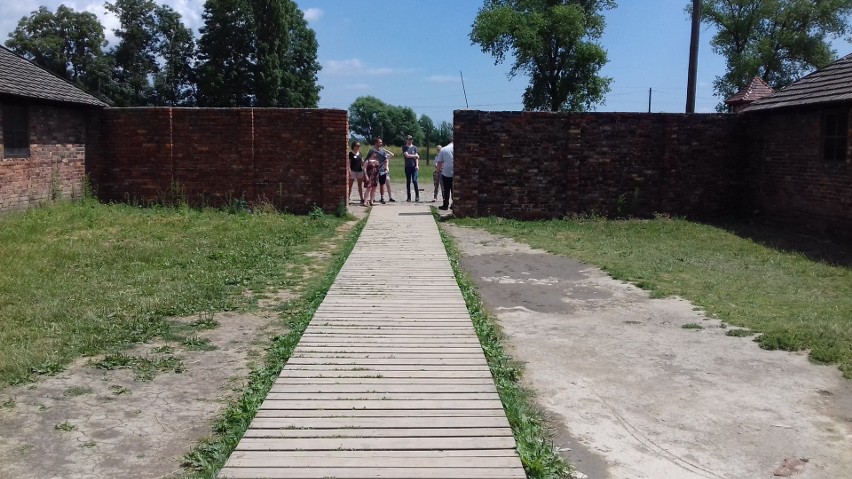 Turyści niszczą poobozowe mury w Auschwitz-Birkenau bezmyślnie bazgrząc