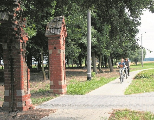 W Trylu szlak biegnie przy cmentarzu menonickim, który jest w trakcie odnawiania. Można tu zobaczyć stelę z czarnego granitu szwedzkiego i zdobne nagrobki.