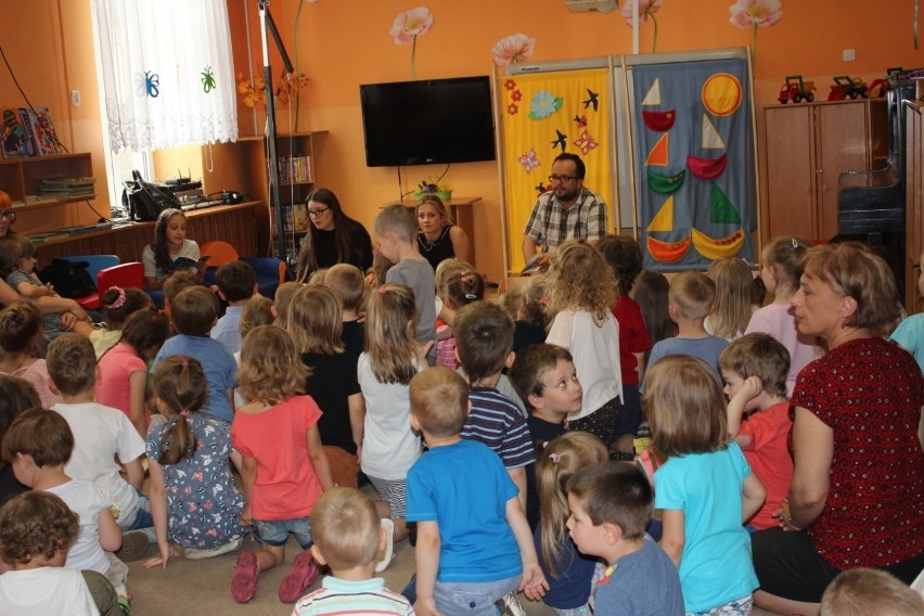 Uczennice radomskiego "Kochanowszczaka" czytały dzeciom bajki