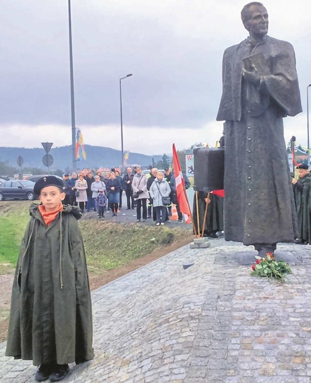 Ks. Karol Wojtyła towarzyszy przechodniom i kierowcom na rondzie