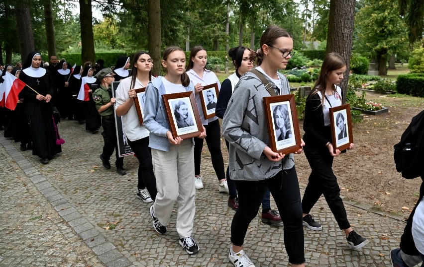 Prochy i szczątki 45 polskich więźniarek KL Ravensbrück pochowano na cmentarzu w Fuerstenbergu