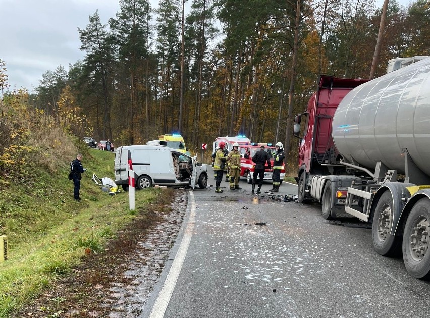 Dąbrówka. Wypadek na trasie Orzysz - Mikołajki. Kierowca osobówki miał otwarte złamania