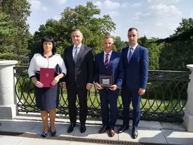 Grażyna Bobrowska z prezydentem Andrzejem Dudą, mężem Leszkiem oraz synem Rajmundem podczas gali w Belwederze.