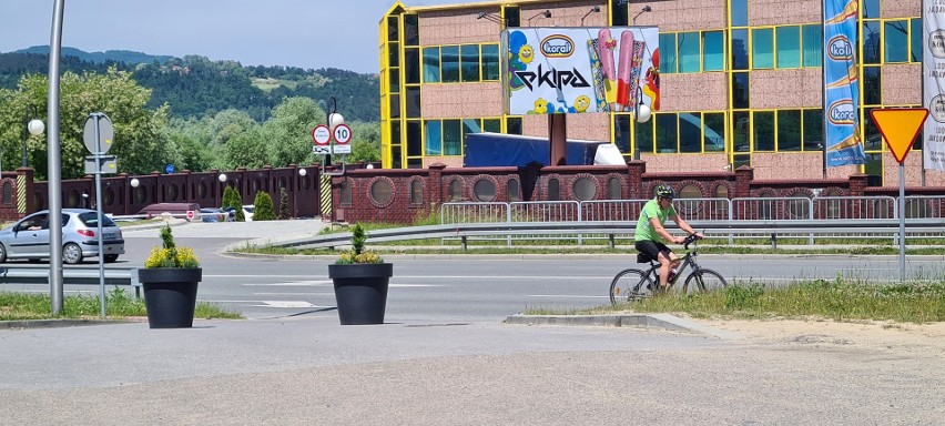 Parking pod zamkiem zamknięty. Zakaz wjazdu !