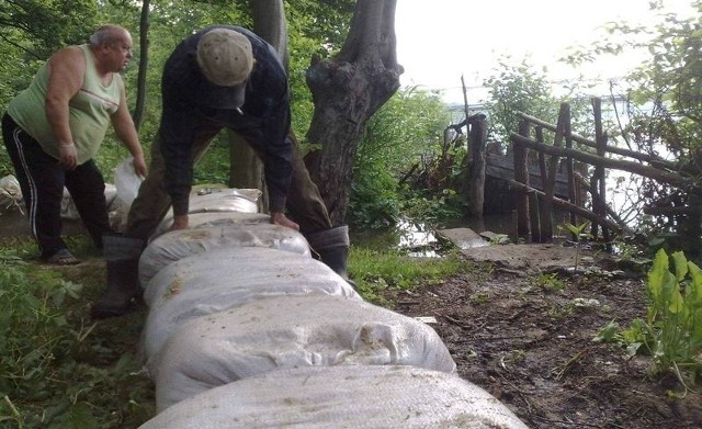Mieszkańcy tzw. leśniczówki w okolicy Przyborowa budują prowizoryczny wał