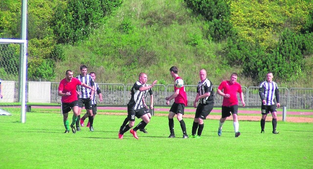 W pierwszej tercji Victoria spisywała się znakomicie prowadząc 3:0. Trzy gole zdobył 18-letni Dominik Mądrzecki. Dwie asysty zaliczył Rafał Kancler.