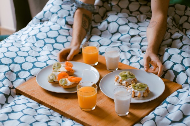 Dobre śniadanie to dobry początek dnia – zdrowy pierwszy posiłek to warunek diety, która chroni przed nadwagą i rozwojem chorób metabolicznych. Sprawdź, co najlepiej zjeść na śniadanie, by tryskać energią i cieszyć się dobrym samopoczuciem! Zobacz kolejne slajdy, przesuwając zdjęcia w prawo, naciśnij strzałkę lub przycisk NASTĘPNE.