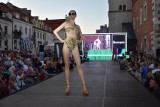 Sandomierz Fashion Street - piękne modelki i wspaniały pokaz mody na Rynku w niedzielę, 6 sierpnia