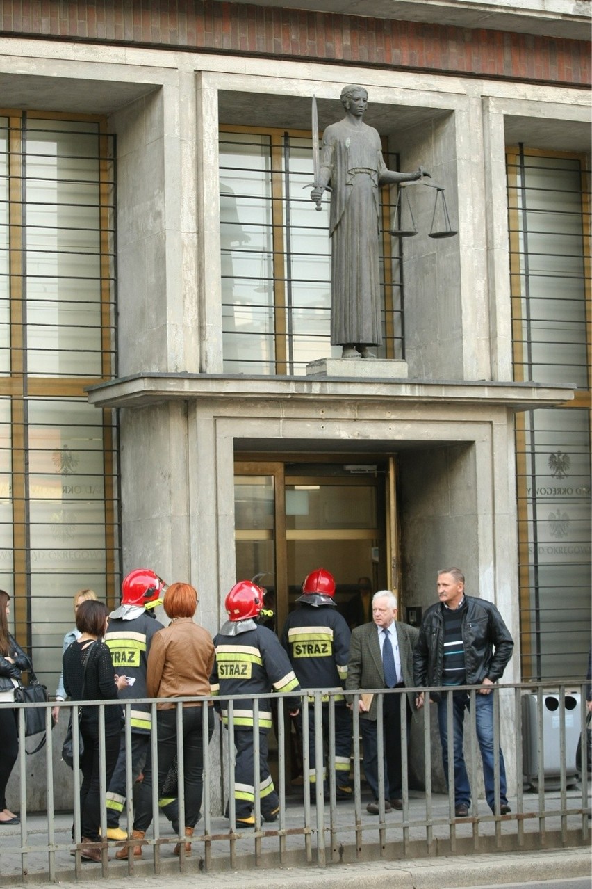 25.04.2014 - ewakuacja Sądu Okręgowego przy ul. Sądowej we...