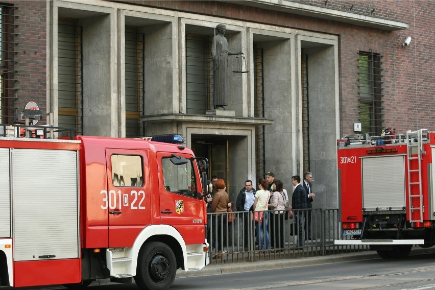 25.04.2014 - ewakuacja Sądu Okręgowego przy ul. Sądowej we...