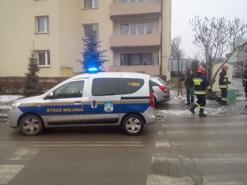 Poranny wypadek w Ostrowcu. Zderzyły się dwa auta [ZDJĘCIA]