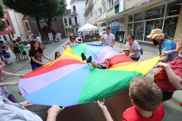 Pogoda i humory dopisały, a centrum miasta, które zazwyczaj wydaje się wyludnione, ożyło.