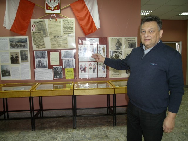 Mirosław Powierza pokazuje cenne dokumenty i opowiada o naszej drodze do niepodległości