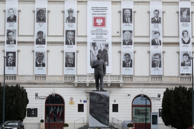 Zmiana terminu obchodów nie oznacza, że czołowi politycy PiS nie pojawią się na placu Piłsudskiego, gdzie znajduje się pomnik prezydenta Lecha Kaczyńskiego i ofiar katastrofy smoleńskiej. Mają się tam pojawić m.in. prezes Kaczyński oraz premier Morawiecki.