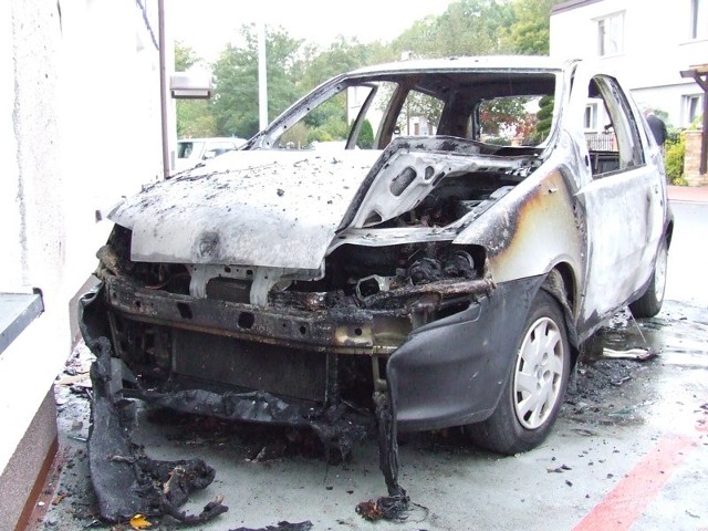 Wrak spalonego samochodu, który palił się nad ranek przy ulicy Leśnej w Koszalinie.
