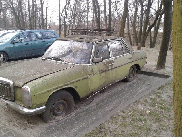 Ten mercedes stoi na parkingu przy ul. Zubrzyckiego w Gorzowie.