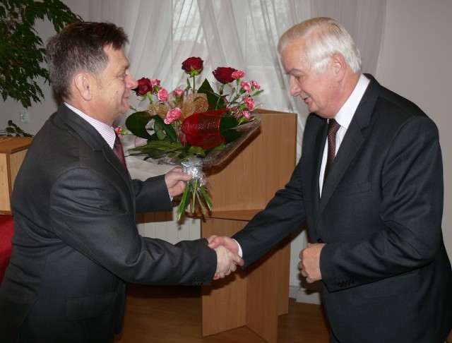Julian Ozimek po  ślubowaniu na burmistrza Niska dostał kwiaty.