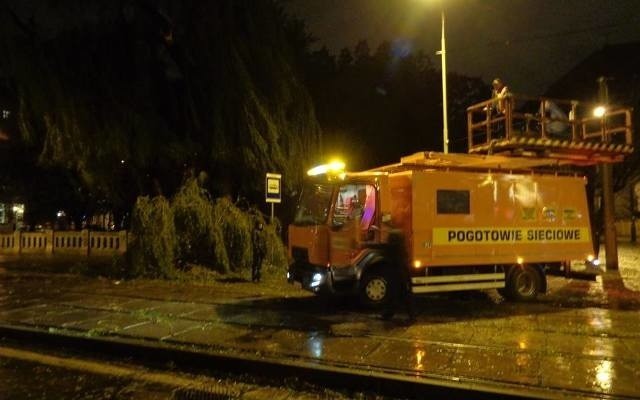 W Gorzowie na ul. Chrobrego wiatr zerwał trakcję tramwajową....