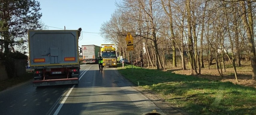Wypadek pod Wrocławiem. Kierowca zasłabł podczas jazdy i wjechał do rzeczki