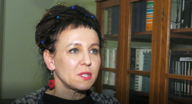 Olga Tokarczuk otrzymała Nagrodę Bookera. Jej powieść pt. Bieguni pokonali pięć innych nominowanych książek.