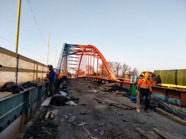 Przez zamknięty most w Świerkocinie mieszkańcy od kilku miesięcy nadkładają drogi, aby dotrzeć do pracy lub szkoły. Każdego dnia muszą pokonać objazdami kilkadziesiąt dodatkowych kilometrów.