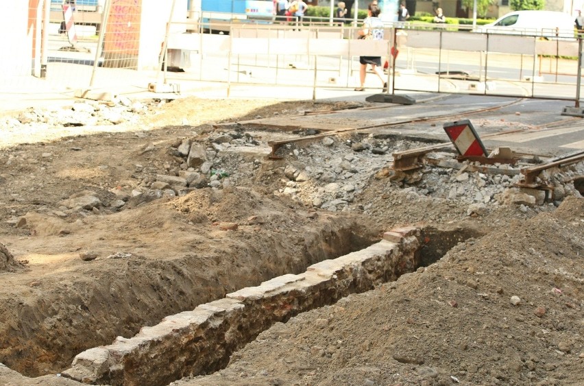 Wrocław: Na Krupniczej odkryto fundamenty starych kamienic. Teraz poszukają bramy (FOTO)