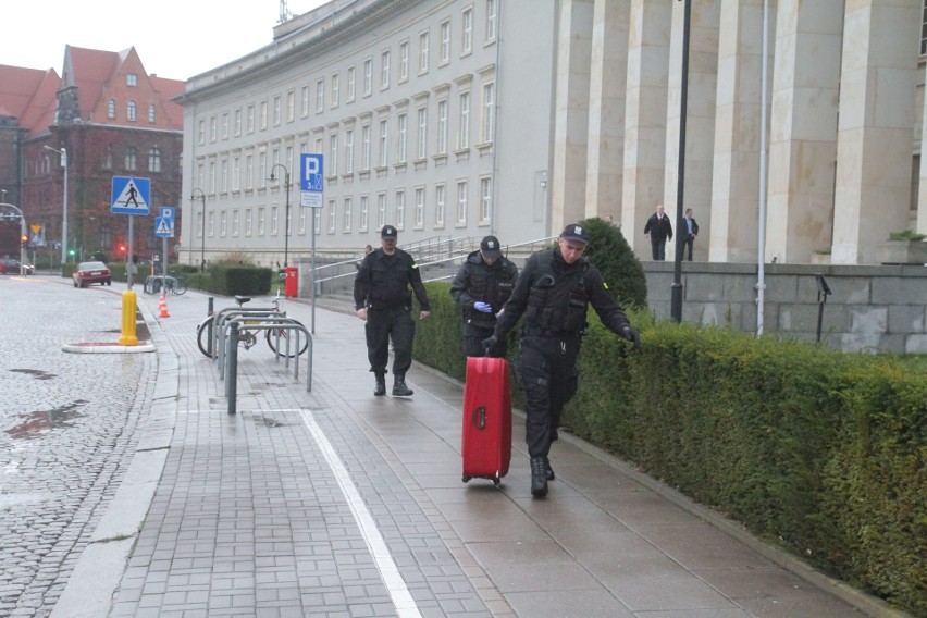 Alarm pod Urzędem Wojewódzkim. Ktoś zostawił czerwoną walizkę [ZDJĘCIA]