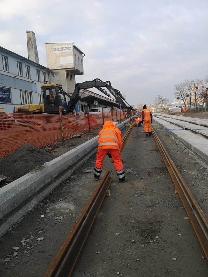 Tak postępują prace na przy tramwaju na Nowy Dwór. Jest już podwójny tor (ZDJĘCIA)