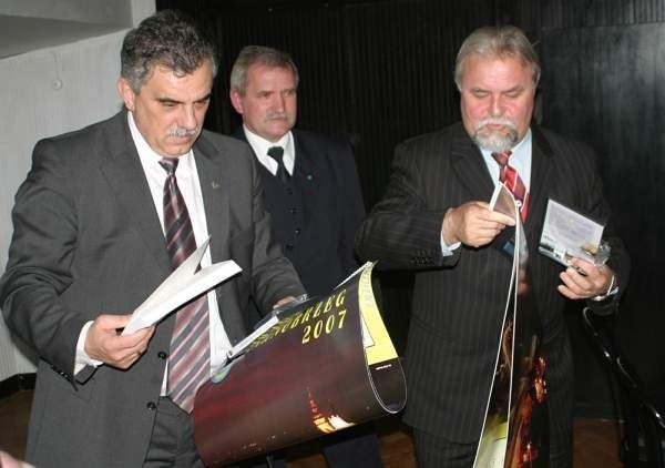 Prezes Polskiego Związku Koszykówki Roman Ludwiczuk (z lewej), po spotkaniu z prezydentem Tarnobrzega Janem Dziubińskim (z prawej). W środku członek zarządu tarnobrzeskiej Siarki Bogusław Uchański.