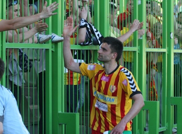 Pavol Stano odbiera gratulacje od kieleckich kibiców. Tym razem zagrał w ataku i strzelił bełchatowianom dwa gole.