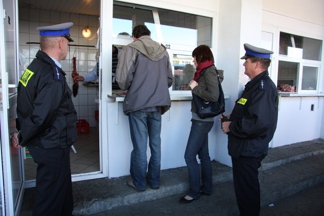 Policjanci i przedstawiciele Powiatowego Inspektoratu Weterynarii  w Szydłowcu przeprowadzili kontrole we wszystkich czynnych punktach z mięsem w budynku na targowisku przy ulicy Strażackiej.