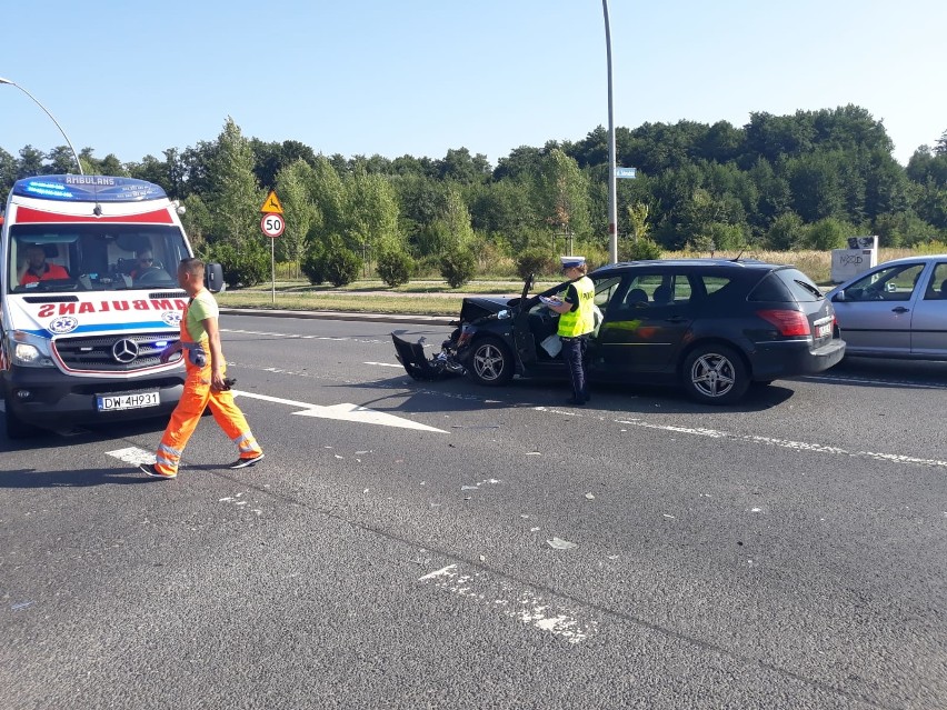 Wypadek na obrzeżach Wrocławia. Kurier wymusił pierwszeństwo (ZDJĘCIA)