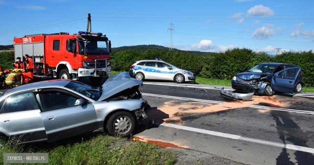 Wypadek dwóch aut na drodze krajowej nr 8 pod Ząbkowicami Śląskimi