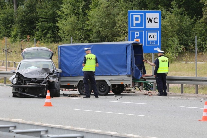 Wypadek na krajowej siódemce w Szewcach. Samochód uderzył w bariery 