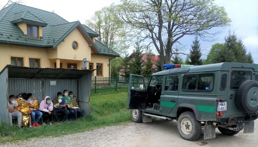 Uście Gorlickie. Nielegalny spacer siedmiu nastolatków ze Słowacji. Przekroczyli granicę, straż graniczna zatrzymała ich w Izbach