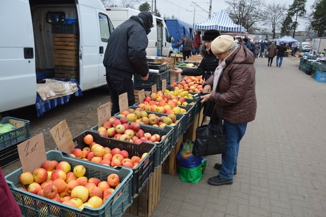 Na placu targowym można przebierać w warzywach i owocach
