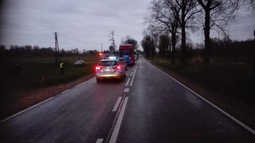 Haćki: Wypadek na DK 19 w okolicach stacji paliw. Robotnik drogowy zabrany do szpitala. Droga była zablokowana