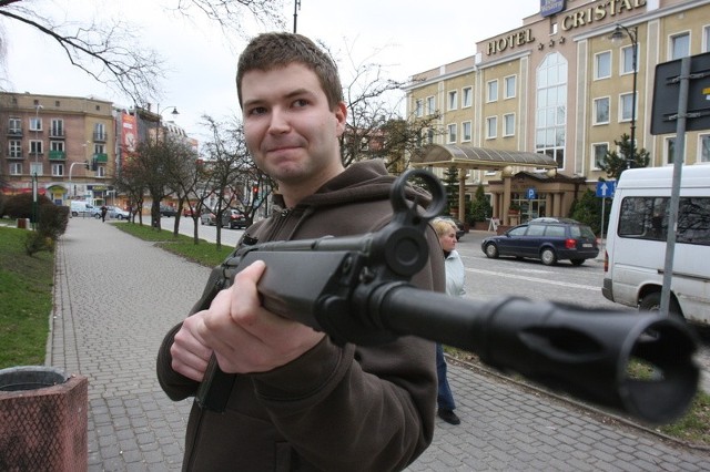 Łukasz Gierałtowski pokazuje replikę jednego z karabinów. Swojego nie może odzyskać od policjantów.