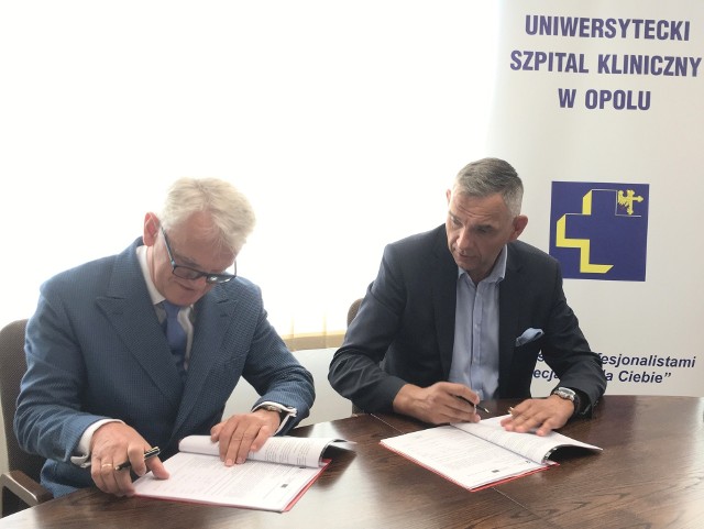 Andrzej Kucera z firmy Siemens i Dariusz Madera, dyrektor USK, podpisują umowę.