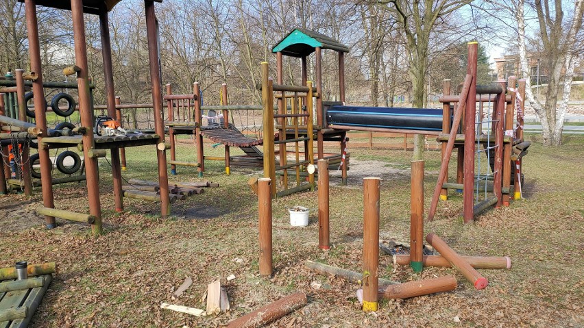 Wysłużone konstrukcje dla dzieci w Parku Grabek są właśnie...