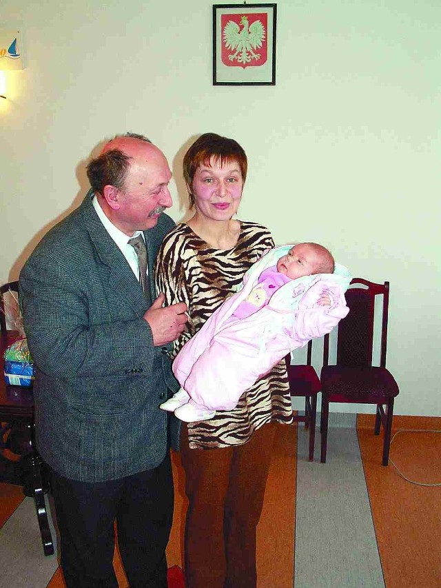 Agnieszka Mrówczyńska z Dobiesława po becikowe w gminie przyjechała z córką Heleną; skorzystała z okazji, by przed wójtem pochwalić się czwartym  dzieckiem. 