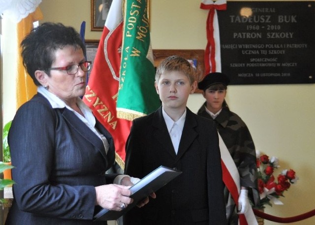 Laureatowi stypendium Dominikowi Bednarskiemu gratulowała dyrektor szkoły w Mójczy Teresa Stępień.