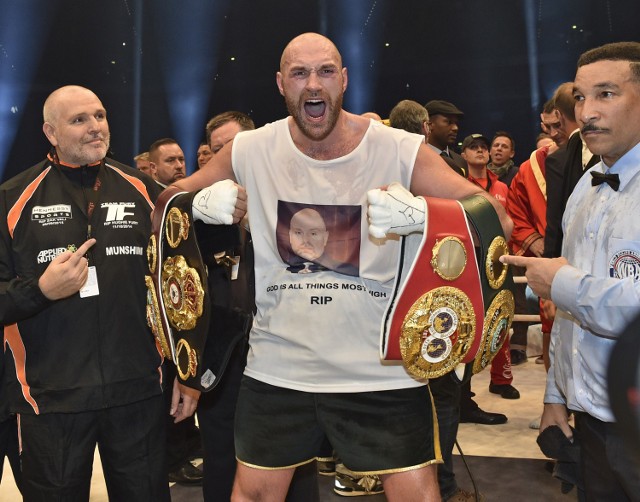 Tyson Fury celebruje zwycięstwo z Wladimirem Kliczko