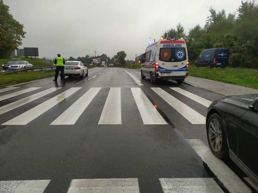 Myślenice. Potrącenie pieszej na zakopiance. Czy wtargnęła na pasy?  