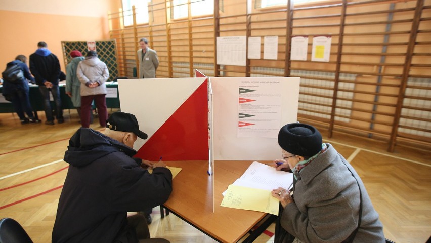 Wybory parlamentarne 2015. Mieszkańcy Łódzkiego głosują na kandydatów do Sejmu i Senatu [ZDJĘCIA]